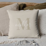 Almofada Monograma do Nome da Família Moderno Beige<br><div class="desc">Travesseiro decorativo personalizado com nome personalizado da família monograma design.</div>