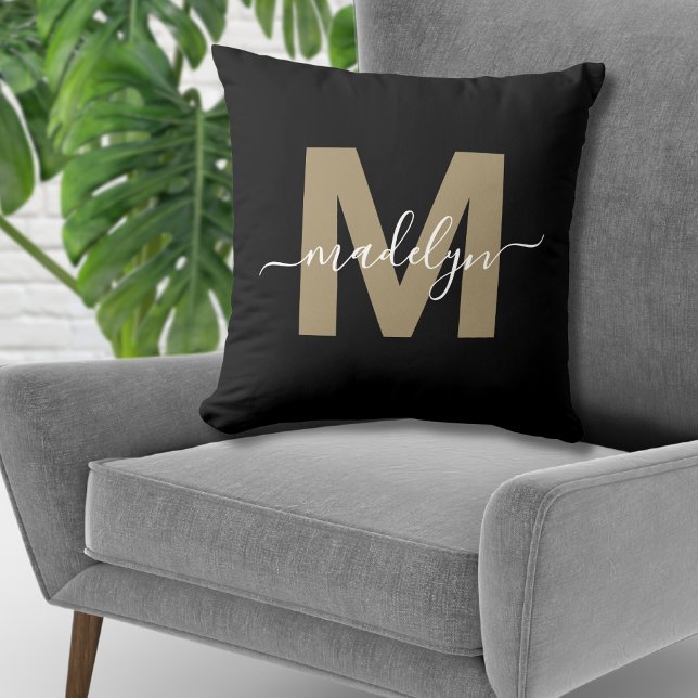Almofada Monograma do nome inicial Dourado Elegante (Elegant Black Gold Initial Name Monogram Throw Pillow)
