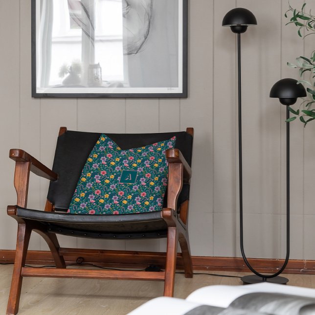 Almofada Monograma do padrão simples de flor silvestre azul (Criador carregado)