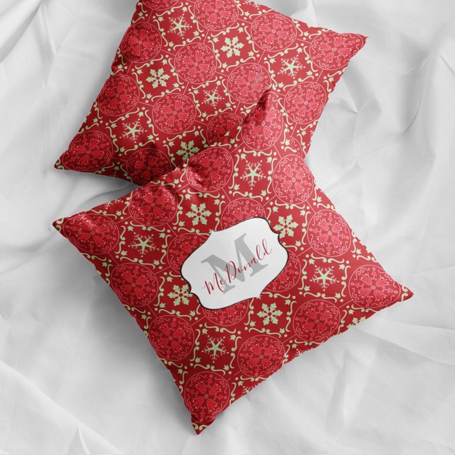Almofada Monograma Elegante Red Winter Personalizado (Red Christmas snowflake monogram pillow with personalized name festive holiday decor accent.)