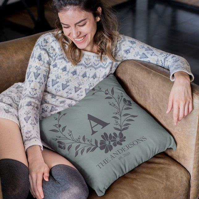 Almofada Monograma inicial personalizado russo verde-sábio (Criador carregado)