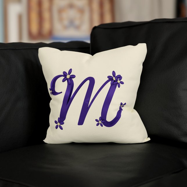 Almofada Monograma - Letra M Púrpura com Creme Floral Detal (Perfect pillow for your mom as it already has her initial on it. A pretty purple M on cream)