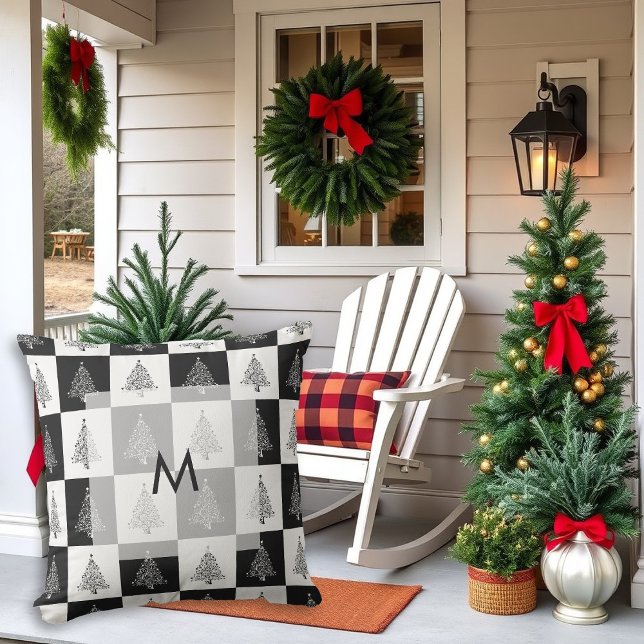 Almofada Monograma moderno dos pinheiros brancos e negros (Modern rustic pine trees black and white monogrammed Christmas outdoor pillow.)