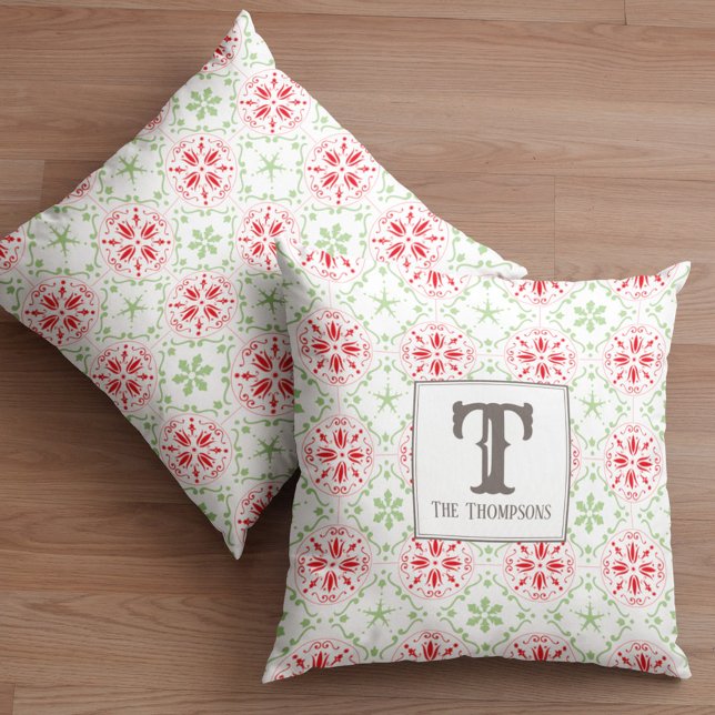 Almofada Monograma Moderno em Floco de Neve Simples de Nata (Red and green snowflake monogram throw pillow)