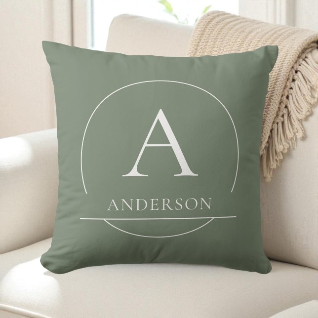 Almofada Monograma Moderno Nome da Família Verde Sage Simpl (Modern Sage Green Simple Family Name Monogram Throw Pillow)