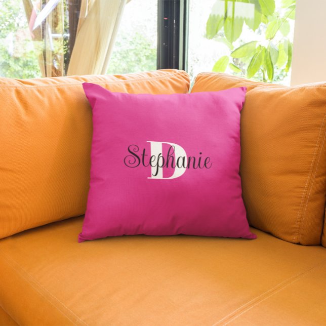 Almofada Monograma moderno preto-rosa-quente e branco (Girly monogrammed hot pink throw pillow.)
