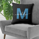 Almofada Monograma Nome Inicial Script Azul<br><div class="desc">Monograma Personalizado Simples Nome Inicial Script Travesseiro decorativo Início Modelo Interior Azul. Este travesseiro de monograma chic combina o estilo moderno minimalista com um toque de sofisticação, fazer-o como a peça de sotaque perfeita. Apresentando uma inicial azul em negrito sobre um fundo preto elegante e um nome de script branco...</div>