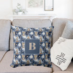 Almofada Monograma noturno azul padrão de coruja<br><div class="desc">Fundo azul,  decorado com um padrão de coruja fofo,  estrelas e nuvens. Personalize e adicione a letra do monograma da criança.</div>