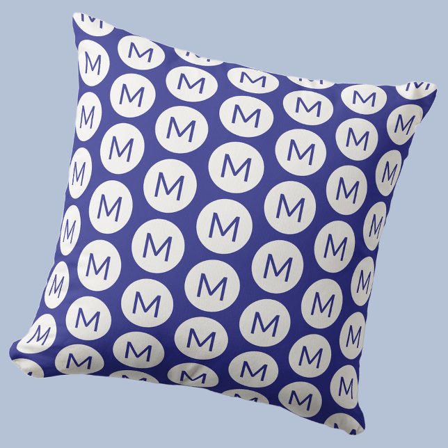 Almofada Monograma Padrão inicial de mancha azul personaliz (Polka dot spot pattern modern monogram initial personalized pillow In blue and white)