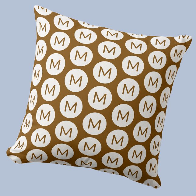 Almofada Monograma Padrão inicial de mancha castanho person (Polka dot spot pattern modern monogram initial personalized pillow In mocha brown)