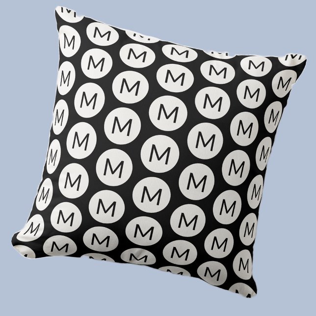 Almofada Monograma Padrão inicial de mancha preto personali (Polka dot spot pattern modern monogram initial personalized pillow In black and white)