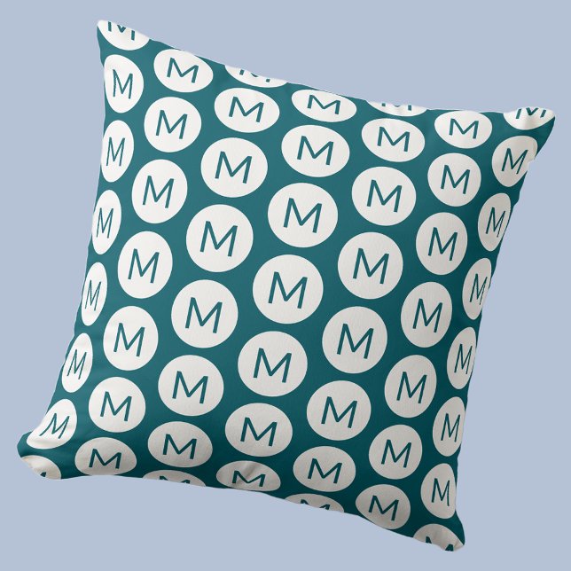 Almofada Monograma Padrão inicial de mancha Teal personaliz (Polka dot spot pattern modern monogram initial personalized throw pillow In teal green)
