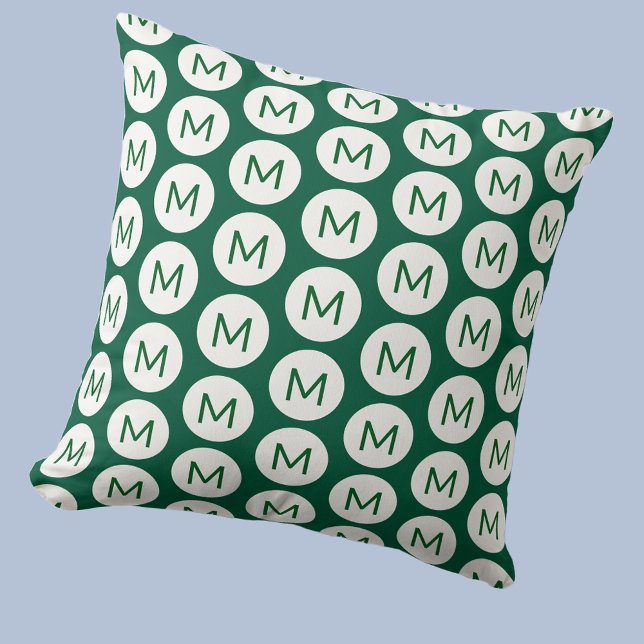 Almofada Monograma Padrão inicial de mancha verde personali (Polka dot spot pattern modern monogram initial personalized throw pillow in Forest Green and white)