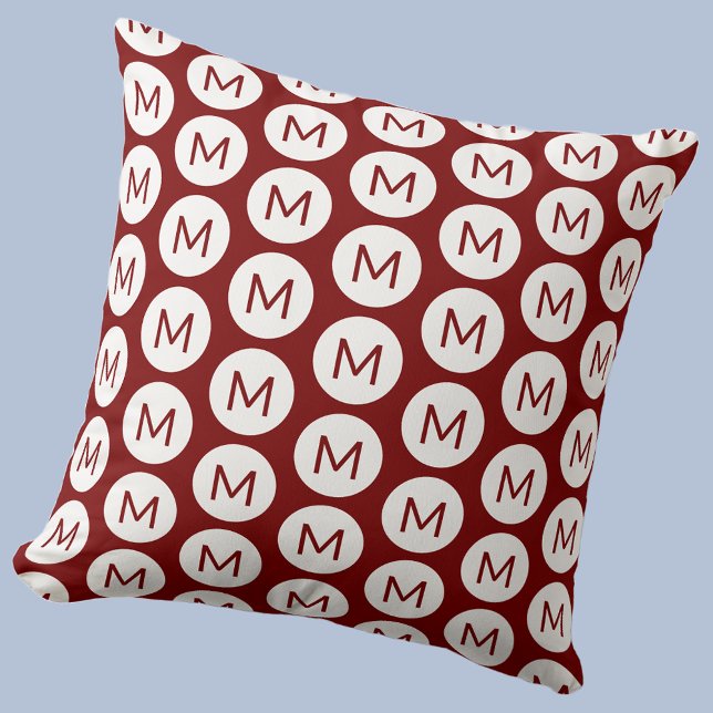 Almofada Monograma Padrão inicial de mancha Vermelho person (Polka dot spot pattern modern monogram initial personalized pillow In dark red burgundy)