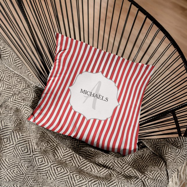 Almofada Monograma Personalizado Branco e Vermelho Natal (Whimsical candy cane striped cute simple monogram throw pillow.)