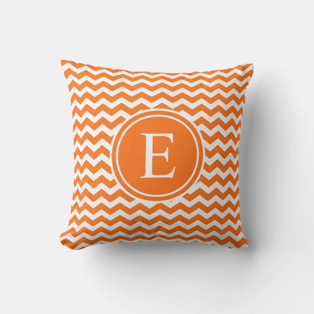 Almofada Monograma personalizado laranja de Chevron (Frente)