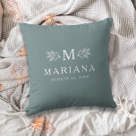Almofada Monograma Personalizado Rústico Azul Esverdeado Su<br><div class="desc">Este travesseiro azul esverdeado suave apresenta um design clássico de monograma,  personalizado com o nome e data. O design elegante é acentuado com um ramo rústico ao longo,  tornando-o uma adição perfeita para qualquer lar.</div>