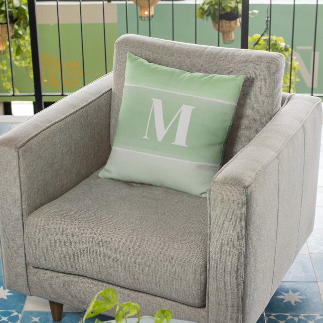Almofada Monograma Personalizado Simples Verde Moderno (Watercolor green monogram throw pillow)