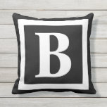 Almofada Monograma preto e branco moderno inicial<br><div class="desc">Desligue o seu pátio com este Travesseiro inicial ao ar livre moderno, preto e branco. Personalizar para qualquer cor. Ambos os lados do travesseiro são negros e têm um monograma branco grande e negrito, inicialmente enquadrado com uma grande borda branca. Também faz uma ideia de presente de excelente para uma...</div>