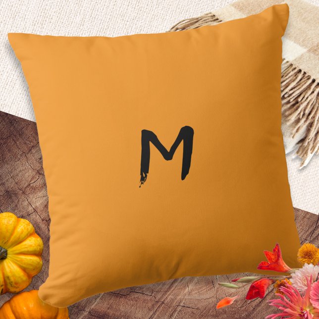 Almofada Monograma Pumpkin Laranja Ação de Graças outono (A monogrammed pillow cushion in a warm pumpkin orange color, for Fall and Thanksgiving)