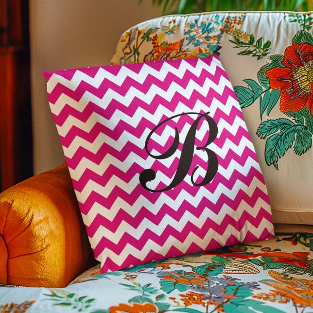 Almofada Monograma, Rosa Quente e Branco (Monogram Hot Pink and White Chevron Throw Pillow)