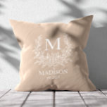Almofada Monograma Russo Personalizado Inicial<br><div class="desc">Adicione um toque confortável e na moda à sua casa com este travesseiro decorativo rústico de monograma. Apresentando uma inicial personalizável em um design rústico eterno, este travesseiro combina encanto de fazenda com elegância moderna. Perfeito para salas de estar, quartos, ou como presente personalizado para casamentos, aniversários e para exércitos...</div>