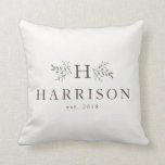Almofada Monograma russo recém-travesseiro<br><div class="desc">Projetado para coordenar Lea Delaveris com a coleção Rustic Monogramas, este travesseiro apresenta uma inicial rodeada por ramificações junto com um sobrenome e uma data estabelecida. O verso apresenta uma xadrez coordenada de uma raisina-sombreada de roxo, verde-férn e vermelho-de-morango. Um presente perfeito de recém-casado ou aniversário, este travesseiro não é...</div>
