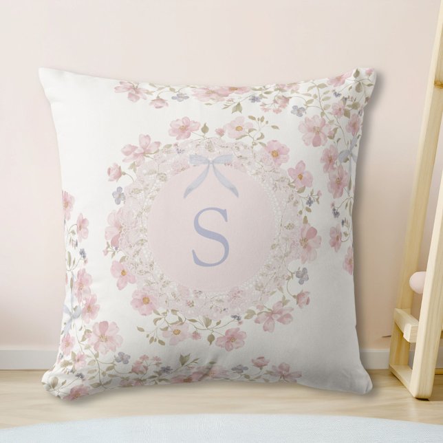 Almofada Monogrammed Pink Flowers and Lace Floral (In situ)