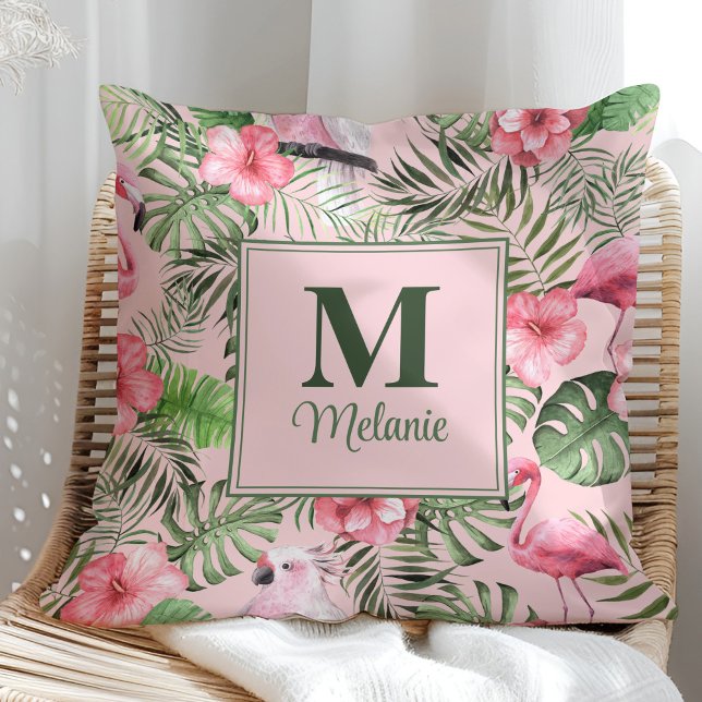 Almofada Monstera Tropical e Monograma de Flamingo (Tropical Monstera and Flamingo Monogram Throw Pillow in a sunny rattan armchair.)