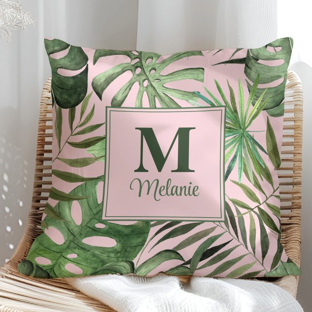 Almofada Monstera Tropical Personalizada com Nome e Inicial (Tropical Monstera Custom Name and Initial Throw Pillow in a sunny rattan armchair.)
