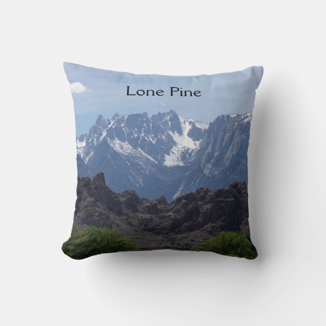 Almofada Montanhas com capa de neve de pinheiro solitário (Frente)