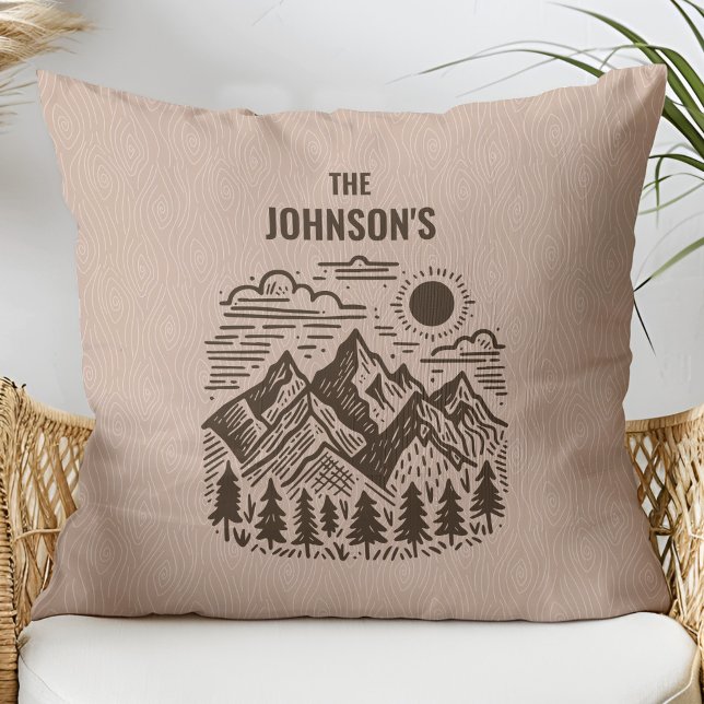 Almofada Montanhas Rústicas Modernas Personalizadas (Rustic Modern Mountains with Faux Wood Texture Custom Family Name Throw Pillow)