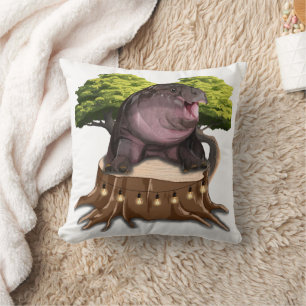 Almofada Moo Deng Hippo senta-se numa árvore.