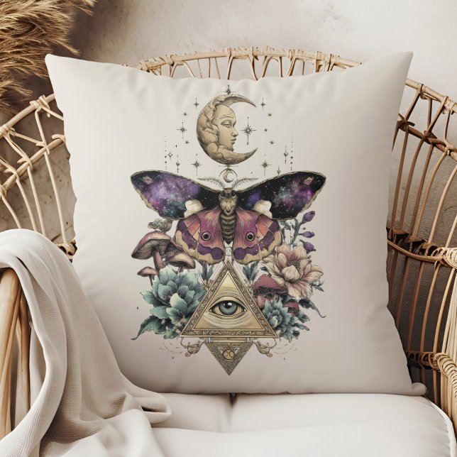 Almofada Moonlight Vision Moth – Celestial Lunar  (Moonlight Vision Moth – Celestial Lunar Throw Pillow in a boho rattan armchair)