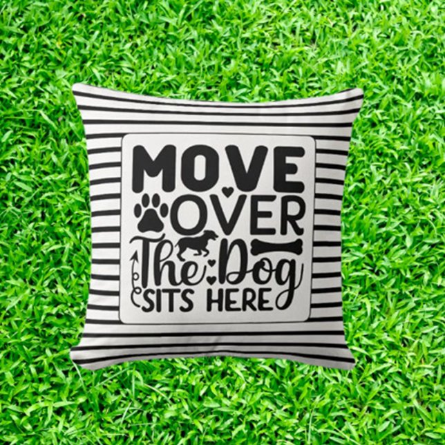 Almofada Mova-se sobre o cão sentado aqui tema preto e bran (Add charm to your space with our “Move over the dog sits here” black and white throw pillow.  )