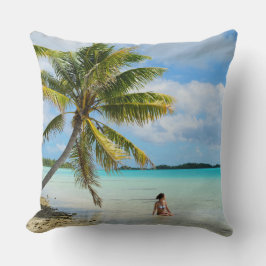 Almofada Mulher sob um travesseiro decorativo da palmeira