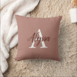 Almofada Na moda Cinnamon - Travesseiro decorativo de Scrip<br><div class="desc">Na moda Cinnamon Monograma Travesseiro decorativo com um elegante arranjo de nome e monograma inicial em um lindo fundo de cores de canela. O travesseiro é fácil de personalizar digitando o nome e o monograma inicial de sua escolha no modelo de personalização on-line antes de fazer o pedido. O texto...</div>