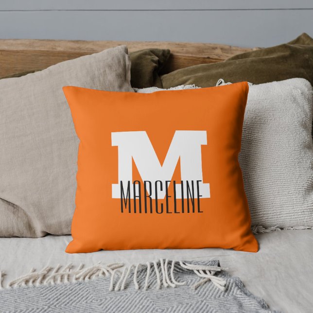 Almofada Na moda Modern Name Inicial | Neon Sunset Orange (Criador carregado)