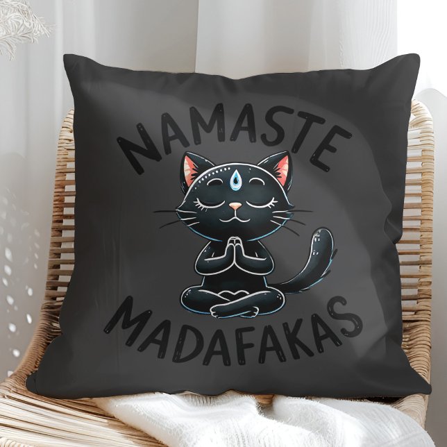 Almofada "Namaste Madafakas" Engraçados Adolescentes de Gat ("Namaste Madafakas" Funny Cat Lovers Throw Pillow on a sunny boho rattan chair.)