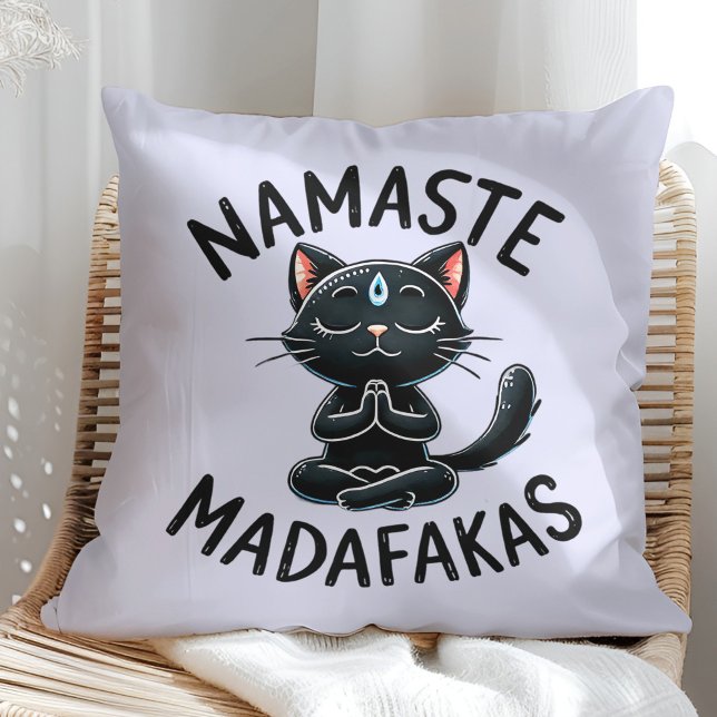 Almofada "Namaste Madafakas" Engraçados Adolescentes de Gat ("Namaste Madafakas" Funny Cat Lovers Throw Pillow on a sunny boho rattan chair.)