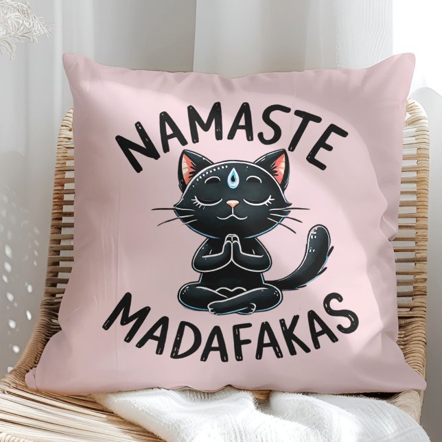 Almofada "Namaste Madafakas" Engraçados Adolescentes de Gat ("Namaste Madafakas" Funny Cat Lovers Throw Pillow on a sunny boho rattan chair.)