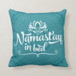 Almofada Namaste Mandala Funny Cote Travesseiro PERSONALIZÁ<br><div class="desc">Este travesseiro de Namast'ay In Bed é na moda,  insensível,  e exatamente o que falta no seu espaço de sala. Yogis e yogi querem tanto que queiram descansar suas bonito cabeças neste travesseiro. Fácil de personalizar,  basta trocar a cor de fundo pela sua favorita!</div>