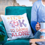Almofada Não há problema em dançar sozinho, Solteiro apaixo<br><div class="desc">Tudo bem dançar sozinho O Travesseiro decorativo de amor próprio,  Solteiro engraçado,  apresenta a tipografia moderna "Tudo bem dançar sozinho",  acentuada com uma bola de disco,  corações de amor,  estrelas e flores de groovy. Projetado pelo Evco Studio www.zazzle.com/store/evcostudio</div>