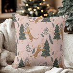 Almofada "Natais vintages Tigre com Pink de Árvore de Natal<br><div class="desc">Adicione um toque de charme de feriado caprichoso à sua casa com os Natais vintages Tigre com Travesseiro Rosa de Árvore de Natal. Este travesseiro decorativo festivo apresenta um tigre lúdico rodeado por árvores de Natal em um fundo cor-de-rosa macio, fazer-o como uma alegre adição à sua decoração de férias....</div>