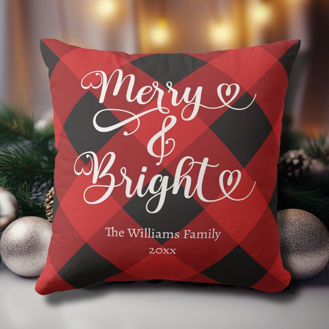 Almofada Natal de Xadrez Vermelha feliz e Bright (Merry and Bright Custom Red and Black Plaid Christmas Pillow with Family Name, Year.)