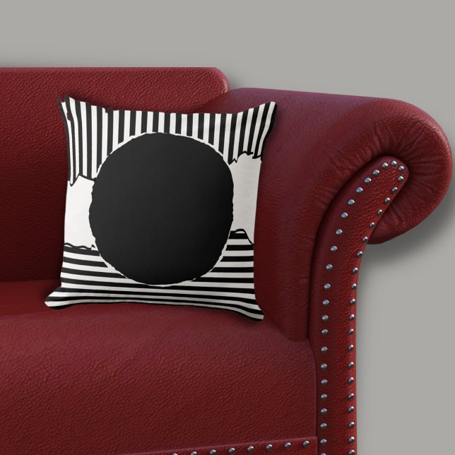 Almofada Negra Moderna e Listras Brancas Negra (Modern Black & White Centered Circle Throw Pillow on Red Sofa)