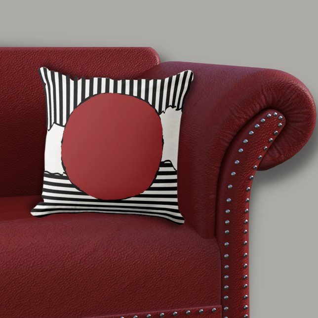 Almofada Negra Moderna e White Strips Ponto Vermelho (Modern Black & White Centered Red Circle Throw Pillow on Red Sofa)