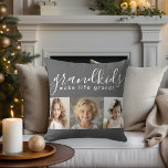 Almofada Netos tornam a vida excelente com 3 fotos<br><div class="desc">Um presente pensativo que os avós vão tesourar, este design personalizado apresenta um modelo de 3 fotos para personalizar com fotos dos netos. Uma combinação do moderno guião manuscrito combinado com uma fonte moderna sans serif que diz "netos fazem a vida grandiosa!" O fundo é uma cinza de carvão moderna...</div>