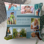 Almofada Netos tornam a vida grande 8 imagens azuis<br><div class="desc">travesseiro decorativo na moda com colagem de fotos personalizada e citação para avós. A design é impressa em ambos os lados do travesseiro e apresenta 8 das suas próprias fotografias. A citação é escrita à mão e lê-se "Netos fazem a vida grandiosa". O modelo de foto é configurado para que...</div>
