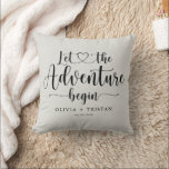 Almofada Newlyweds Wedding Keepsaame<br><div class="desc">Simples roteiro "deixe a aventura começar" cita com coração,  para personalizar com seus nomes e data do casamento. Um estilo moderno de moda para jovens recém-casados. Citação de script e nomes de sans minimalistas.</div>